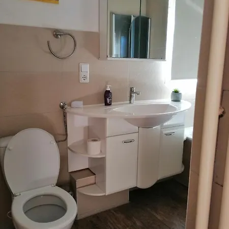 Endes Dreiseithof - شقة